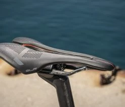 SELLE ITALIA Selle SLR Boost Kit Carbon Superflow -Vélo Boutique de vente 308141001 selle italia SLR Boost Kit Carbonio Superflow action pic