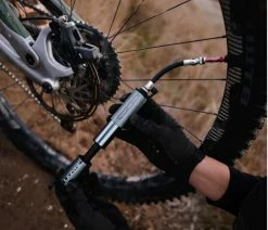 Lezyne Pompe à Main Pocket Drive HV Small 11 Lezyne Pompe à Main Pocket Drive HV Small -Vélo Boutique de vente pocket drive hv noir 3 700x700 1